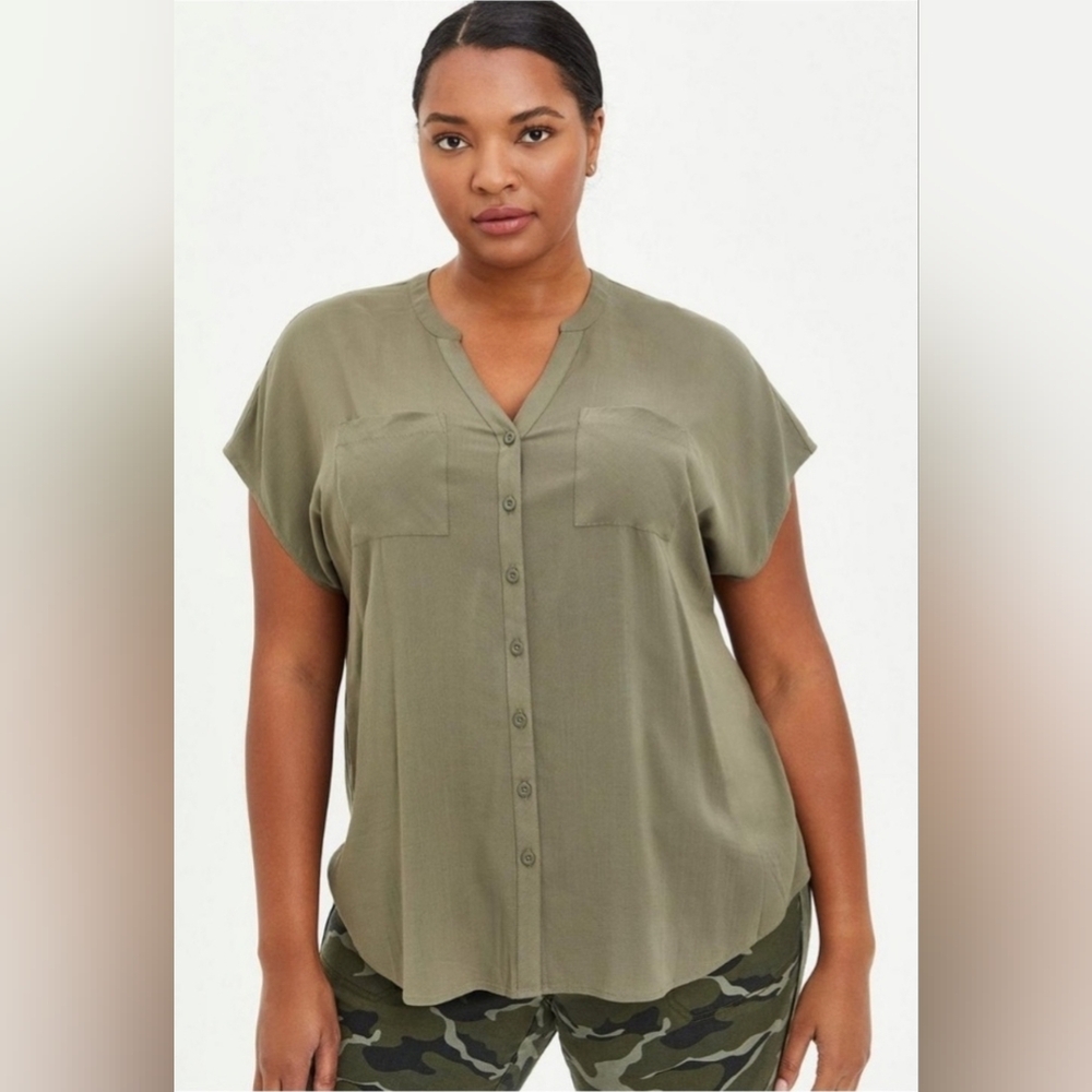 Torrid Forrest Green Short Sleeve Button Down Shirt Size 1